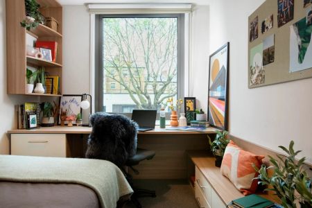 Extra Large High Double Ensuite - Photo 3