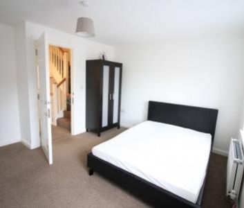 4 bedroom semi-detached house to rent - Photo 5