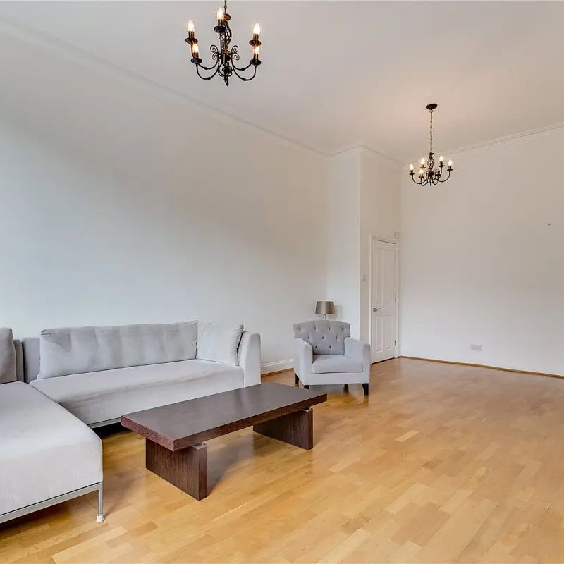 3 bedroom flat in South Kensington - Photo 1