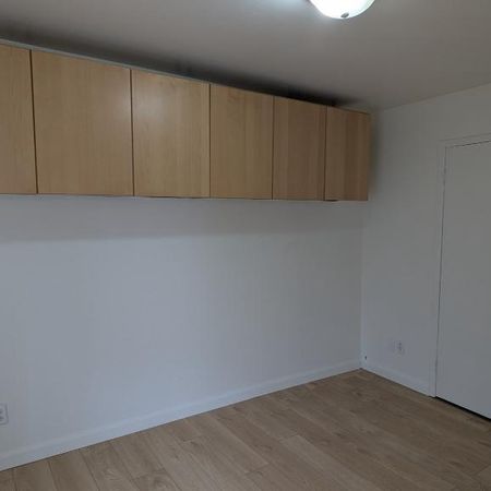 Beau grand 3 1/2, libre, semi-meublé, dans un duplex, centre-ville - Photo 3