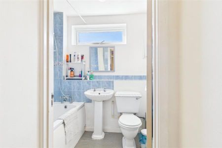 The Larches, Woking, Surrey, GU21 - Photo 5