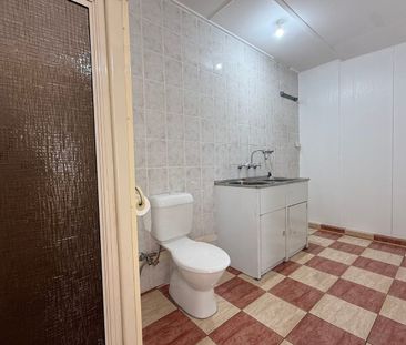 NEWLY RENOVATED 3-BEDROOM FAMILY HOME WITH POOL! - Photo 5