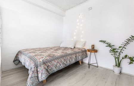 Lifestyle pad with large balcony and city backdrop views | Feel good bright & airy interiors - Photo 2