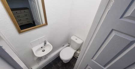 Flat 2, Conference Road, Armley, Leeds, LS12 3DX - Photo 5