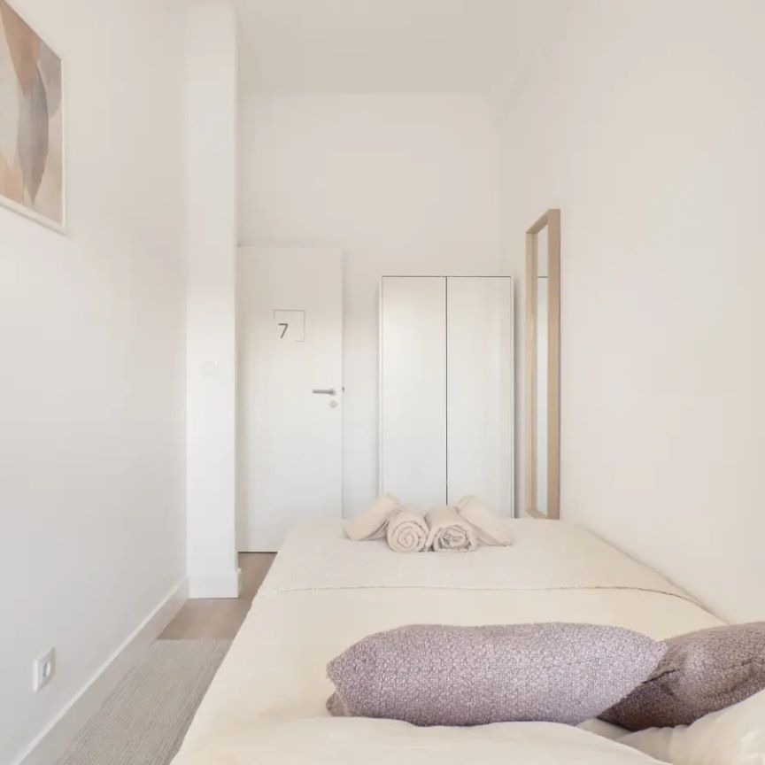 Room in a shared 10-bedroom apartment for rent in Lisbon, perfect for professionals and students - Photo 1