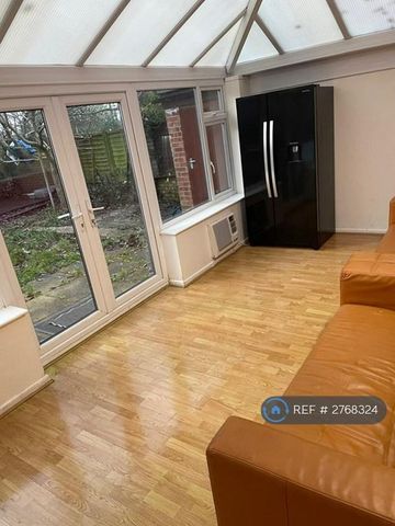 3 bedroom semi-detached house to rent - Photo 2