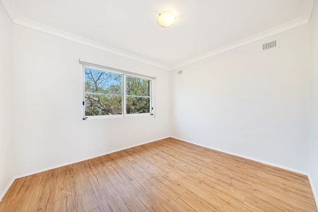 Stylishly Updated Apartment with Leafy Views in Prime Lane Cove Location - Photo 3