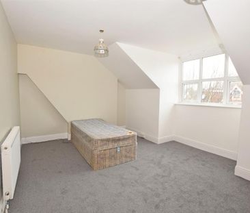 3 bedroom flat to rent - Photo 1