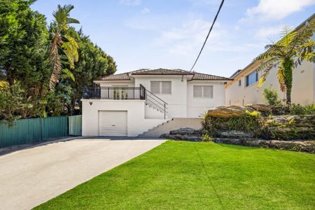 Charming Freestanding Home - Photo 3