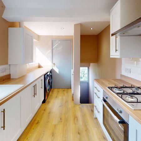 4 bedroom maisonette to rent - Photo 1