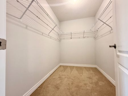 For Lease - 205 Laker Court, Newmarket, Ontario - Photo 2