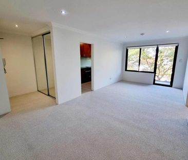 BRIGHT APARTMENT IN ULTRA CONVENIENT LOCATION - Photo 1