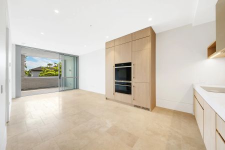 Brand New Designer One-Bedroom Residence in Prestigious "Pienza" - Photo 5