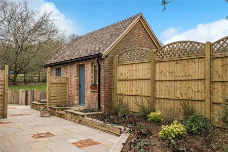 A beautifully presented home set within the grounds of Grade I listed Barrow Green Court. - Photo 2