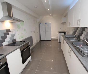 If you are ooking to rent a double bedroom, with en-suite in a hous... - Photo 3