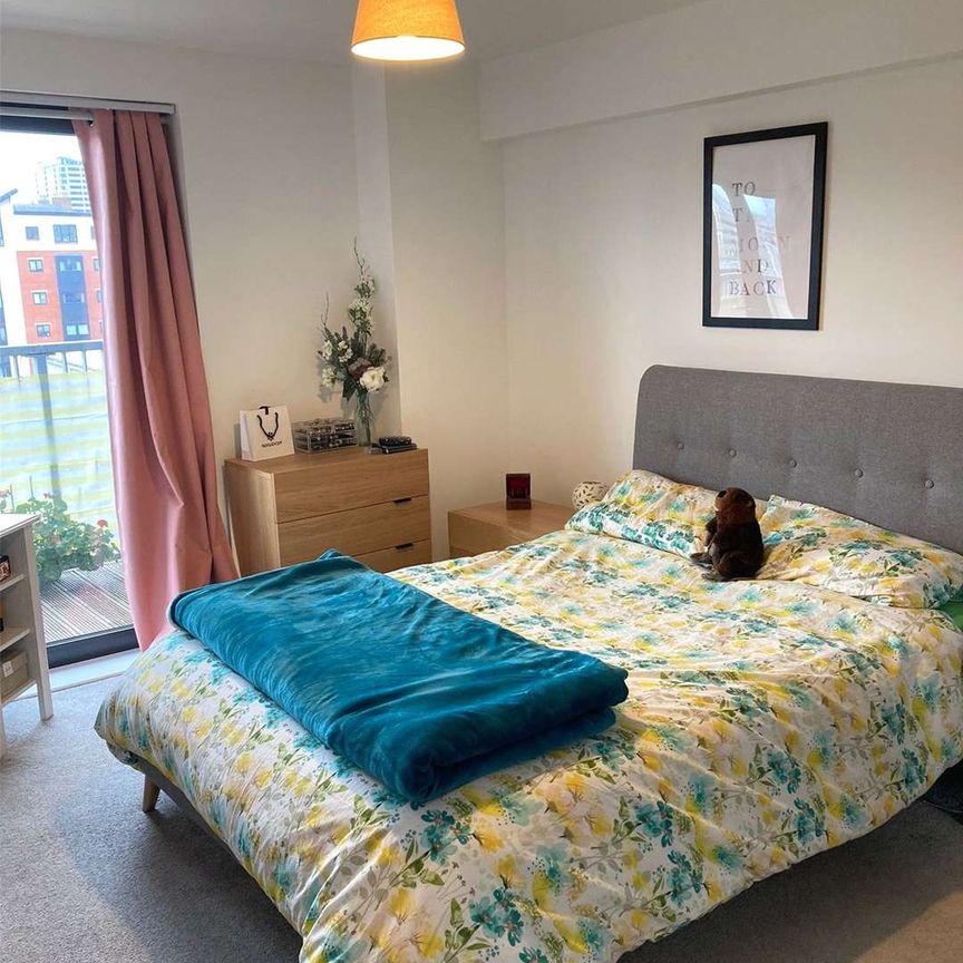 Furnished One Bedroom Apartment with an allocated parking space located on the third floor in a stunning development. Enjoy the vibrant urban lifestyle with easy access to essential services - Photo 1