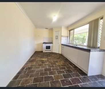 Freshly painted 3 bedroom home with new carpets available now - Photo 5