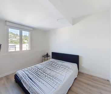 Location / Duplex - Photo 3