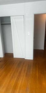 Kits 1 bed condo mins from the beach, hardwood floor, second floor - Photo 4