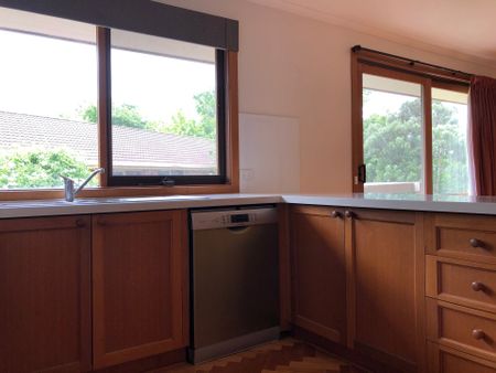 IMPRESSIVE FAMILY HOME - SINGLE LEVEL SPACE AND COMFORT - Photo 4