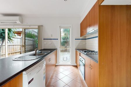 Charming Three-Bedroom Home in the Heart of Essendon North – Fresh, Spacious, and Convenient" - Photo 4