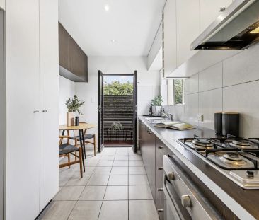 Stylish Art Deco Living – 57sqm Apartment with Garage in a Prime So... - Photo 6