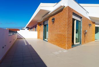 Apartamento T3 com Terraço Privativo para Arrendamento em Nova Queijas