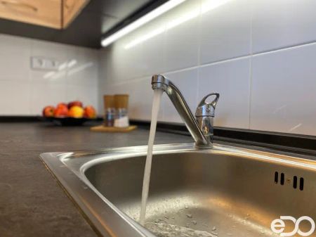Pronájem bytu 1+kk s balkonem a parkovacím místem - Fotografie 4