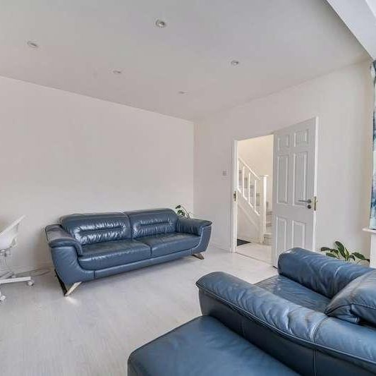 Curzon Avenue, Stanmore, HA7 - Photo 1