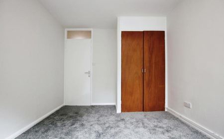 Newly redecorated two double bedroom apartment. Unfurnished! - Photo 3