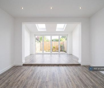 4 bedroom semi-detached house to rent - Photo 2