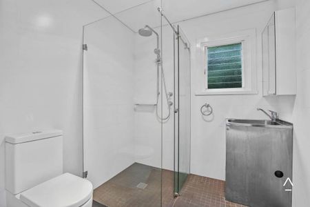 Charming Family Home with Swimming Pool - Photo 2