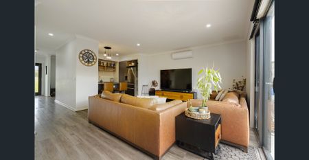 Spacious and Versatile Three-Bedroom Townhome in Prime Family Location!! - Photo 5