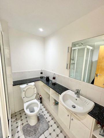 1 bedroom in a flat share to rent - Photo 4