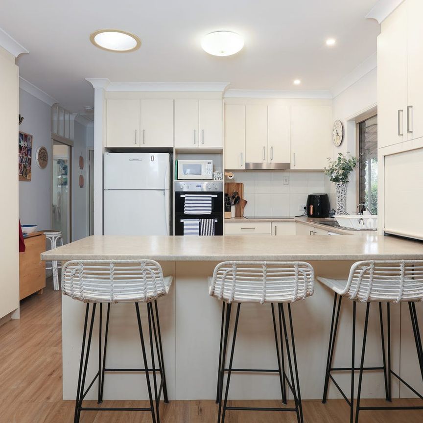 Spacious 5 Bedroom Home in Exclusive Runcorn Pocket - Photo 1