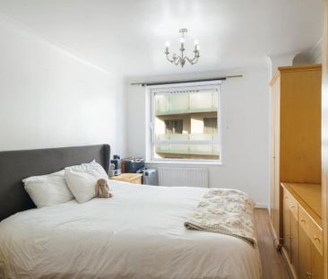 3 bedroom flat to rent - Photo 4
