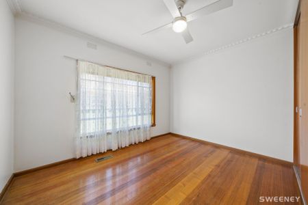 Charming three bedroom residence in ideal location - Eight Month Lease - Photo 3
