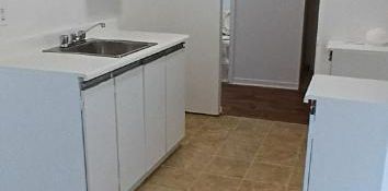 A Valleyfield - Jolie, propre et grande 3-1/2, LIBRE , avec balcon prive - Photo 2