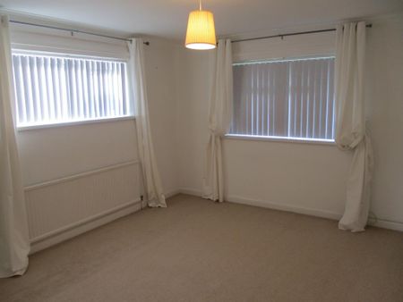 4 bedroom detached house to rent - Photo 3