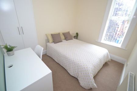 4 bedroom flat to rent - Photo 3