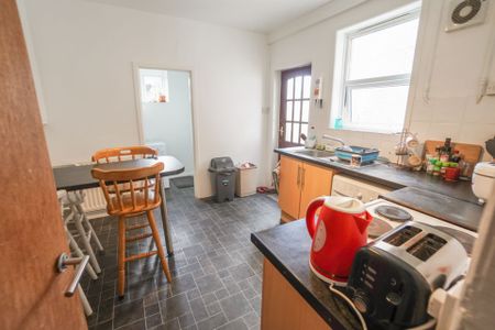 4 Bedroom House To Rent in Charminster - £1,920 pcm Tenancy Info - Photo 2