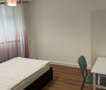 Filton Avenue, Filton - Photo 2