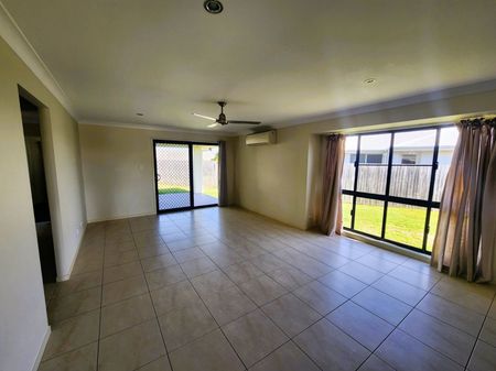 SPACIOUS 4 BEDROOM HOME! - Photo 2