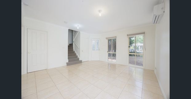 Spacious and modern 3-bedroom townhouse in Lalor - Photo 1