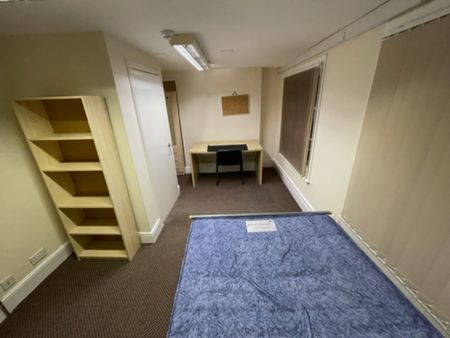 9 Bed Student Accommodation - Photo 3