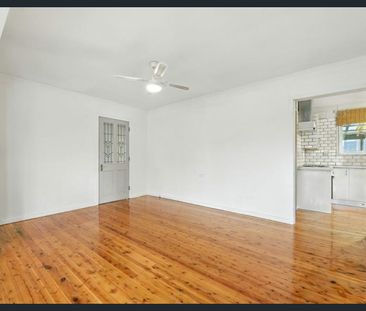 Charming 3-Bedroom Home in the Heart of Hobartville! - Photo 3