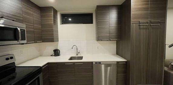 Modern 2-bedroom suite in good location. - Photo 2