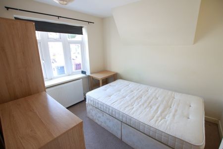 3 Bed Terraced House, Stanway Cottages, RG6 - Photo 4