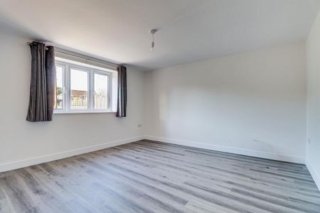 4 bedroom semi-detached house to rent - Photo 2