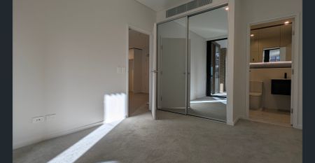 Stylish Apartment Living in Melrose Park with Entertainer's Balcony - Photo 5